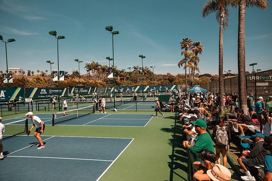 Professional and amateur courts at a doubles tournament
